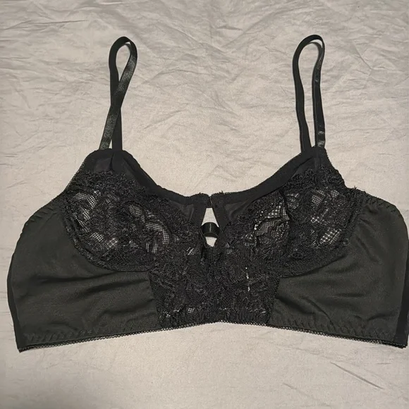 Elegant Black Lace Bralette - Picture 2 of 4